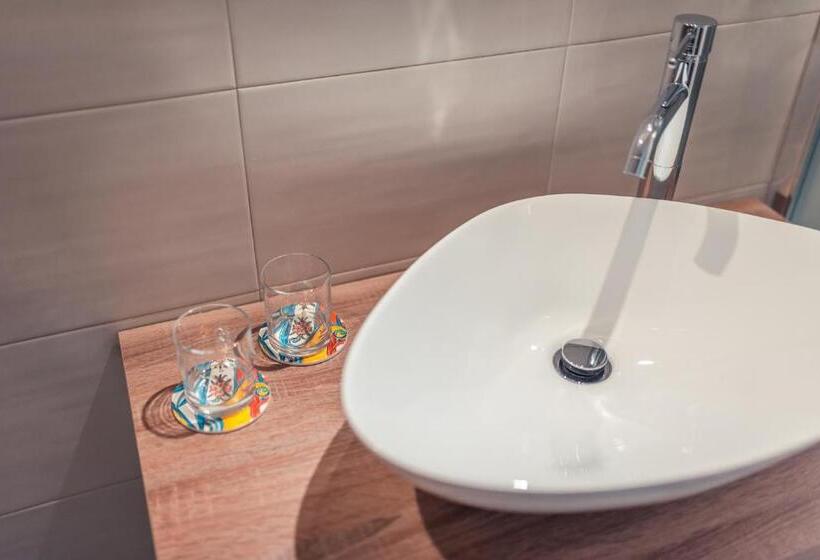 חדר סטנדרט לשלושה, A Coffa Rooms