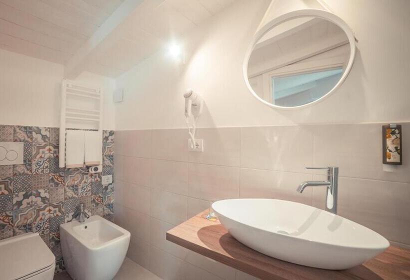 חדר סטנדרט לשלושה, A Coffa Rooms