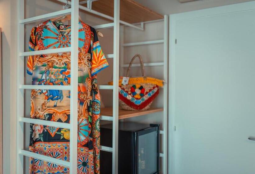 חדר סטנדרט לשלושה, A Coffa Rooms