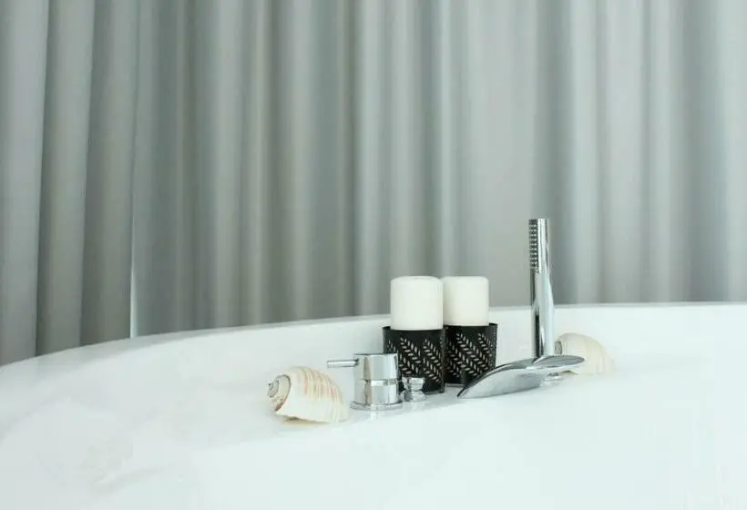 バスタブ付きスタンダードルーム, Max Luxury Suite   Servizio Spiaggia Inclusa