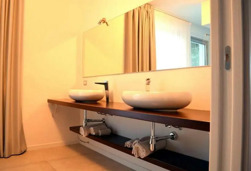 バスタブ付きスタンダードルーム, Max Luxury Suite   Servizio Spiaggia Inclusa