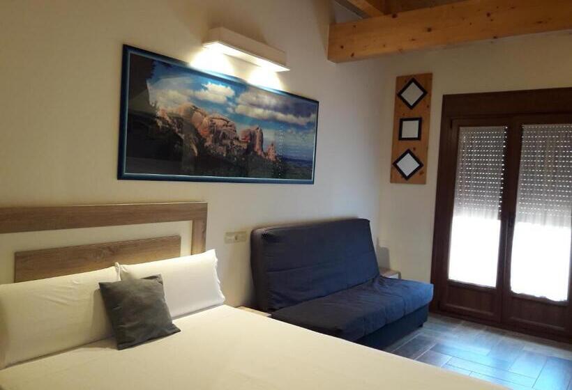 Четырехместный Номер Стандарт, Hostal Casa Barcelo