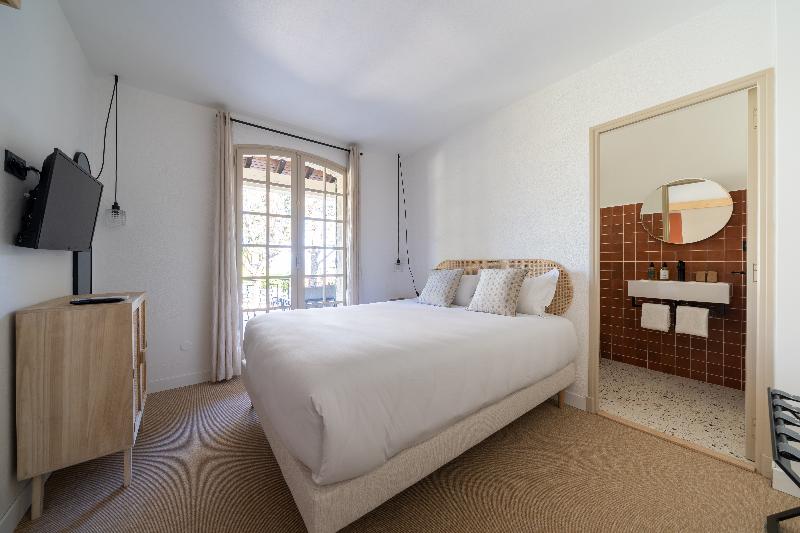 家庭间, Hôtel La Garrigue & Bar Piscine