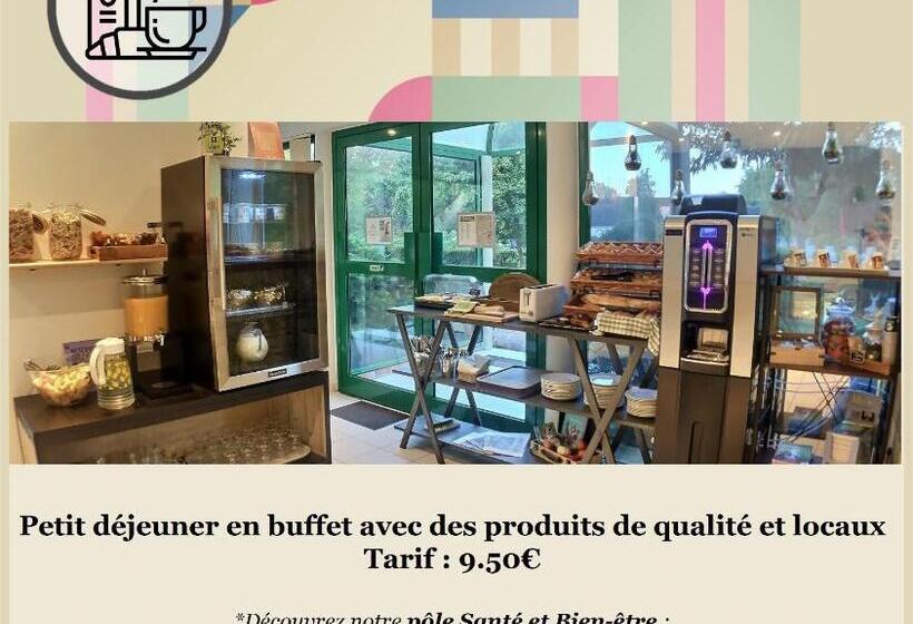 חדר סטנדרט לשלושה עם טרסה, Logis Hôtel Du Château