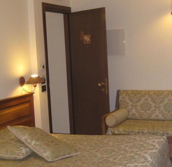 غرفة قياسية ثلاثية, Villa Plinia