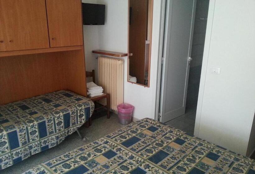 バルコニー付きスタンダードトリプルルーム, Margot