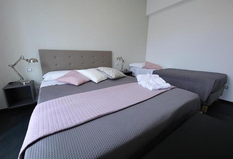 חדר לארבעה סטנדרטי עם מרפסת, Sunrise B&b Sicilia Avola