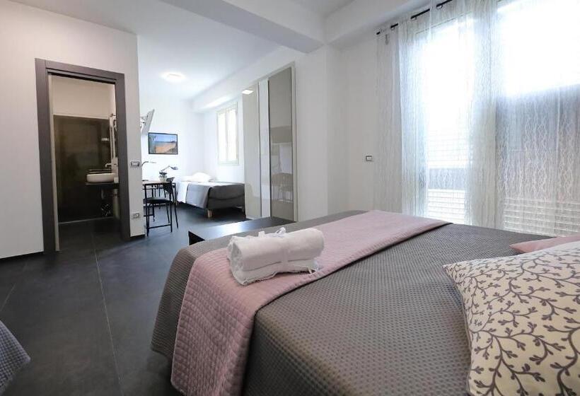 חדר לארבעה סטנדרטי עם מרפסת, Sunrise B&b Sicilia Avola