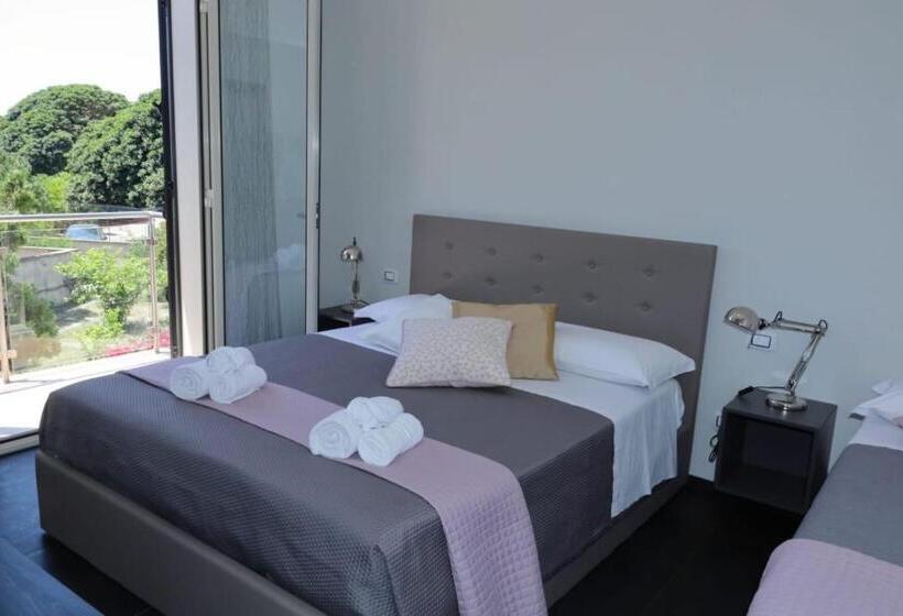 חדר לארבעה סטנדרטי עם מרפסת, Sunrise B&b Sicilia Avola