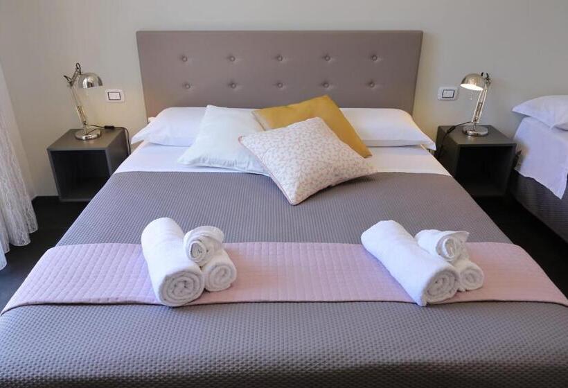 חדר לארבעה סטנדרטי עם מרפסת, Sunrise B&b Sicilia Avola