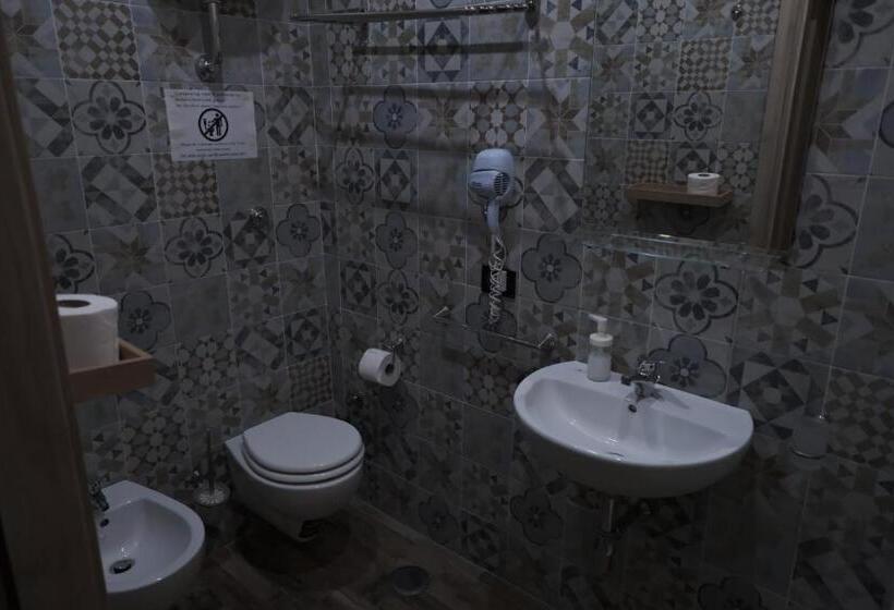اتاق استاندارد سه نفره, Royalty Rooms & Spa
