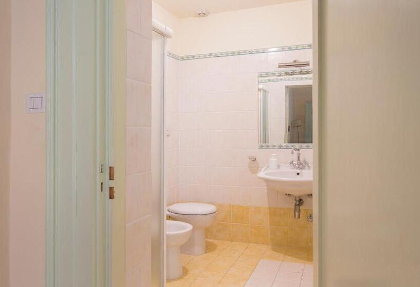 חדר סטנדרט לשלושה, Palazzo Leuzzi B&b