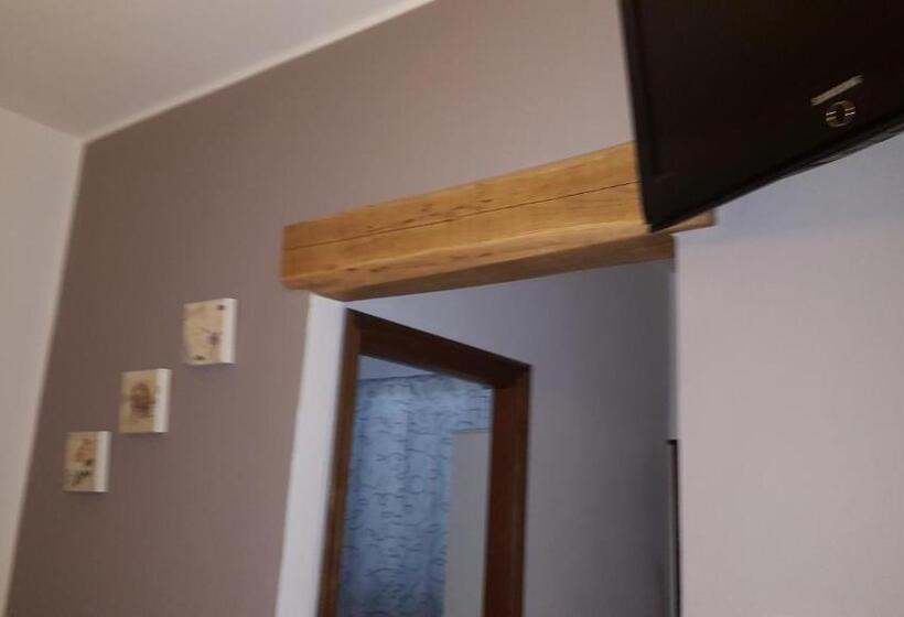 شقة غرفتين, La Castagna Matta