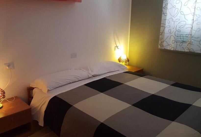 شقة غرفتين, La Castagna Matta