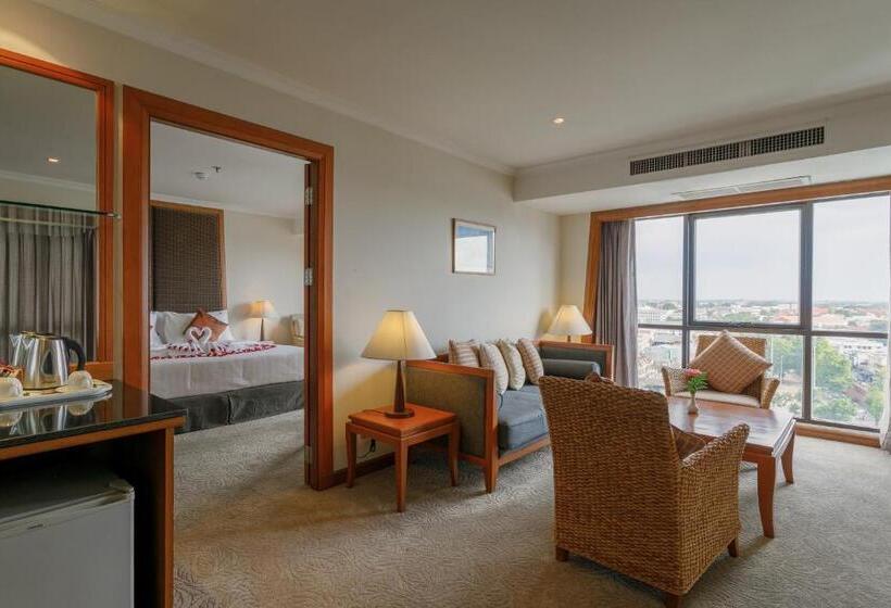 جناح, Amora Thapae Hotel Chiang Mai