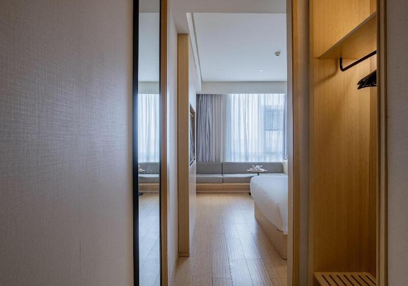 חדר סטנדרט לשלושה, Caparena