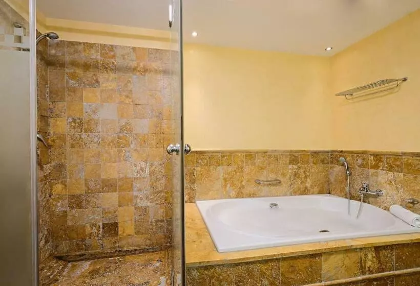 اتاق استاندارد سه تخته با چشم‌انداز استخر, Envia Almeria Spa & Golf