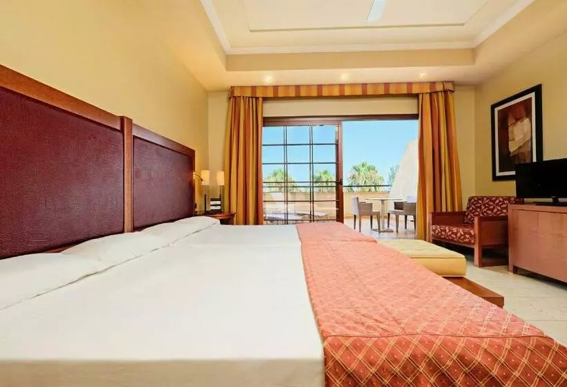 اتاق استاندارد سه تخته با چشم‌انداز استخر, Envia Almeria Spa & Golf