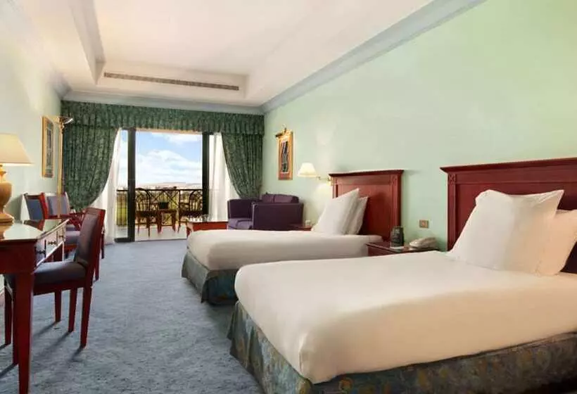اتاق لوکس, Hilton Pyramids Golf
