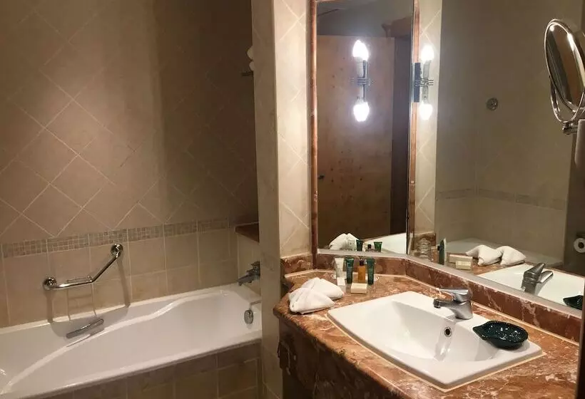 سوییت لوکس, Hilton Pyramids Golf