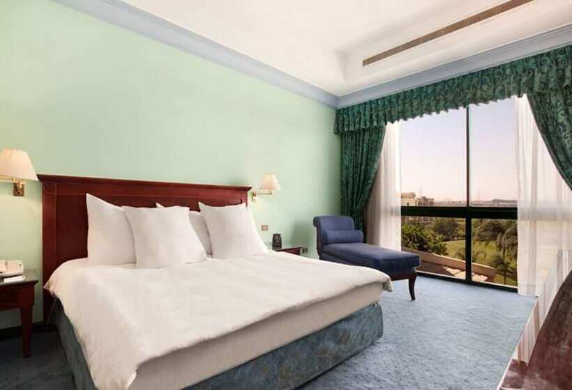 سوییت لوکس, Hilton Pyramids Golf