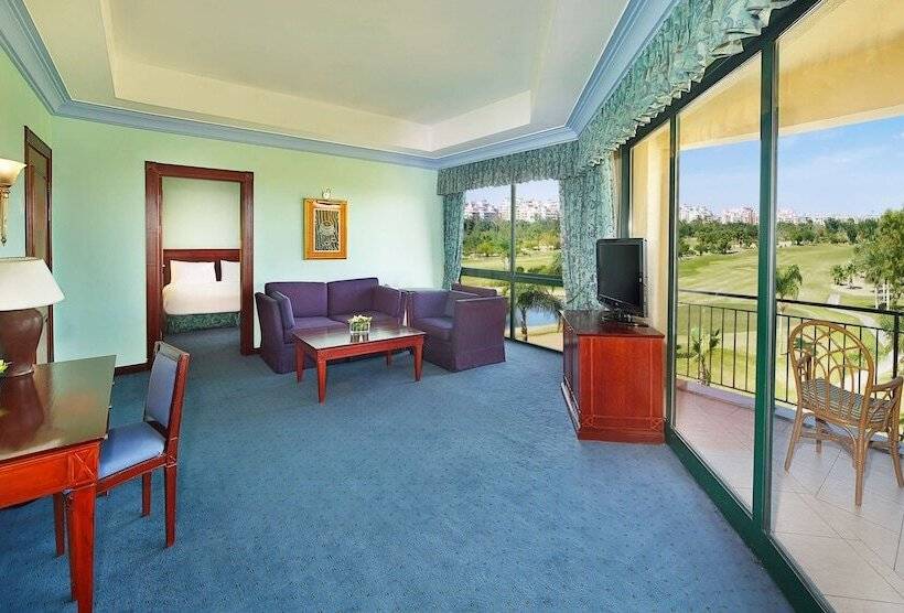 سوییت اجرایی, Hilton Pyramids Golf