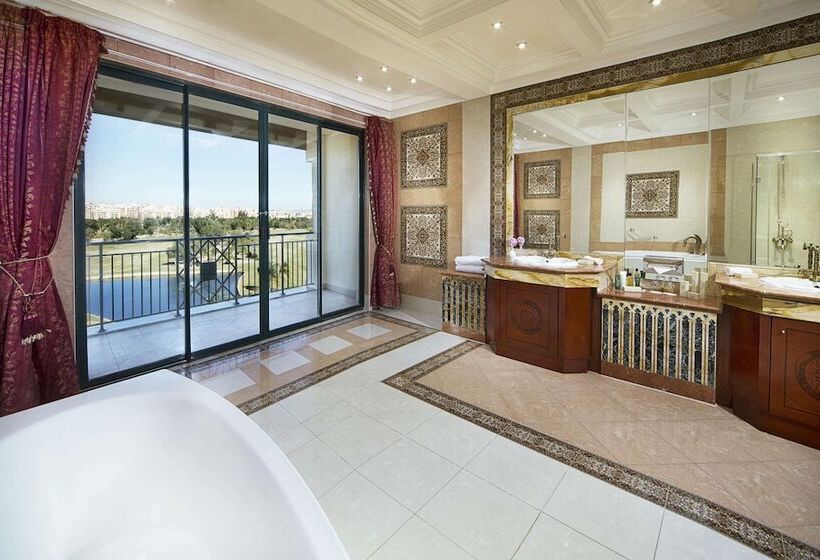 سوییت اجرایی, Hilton Pyramids Golf