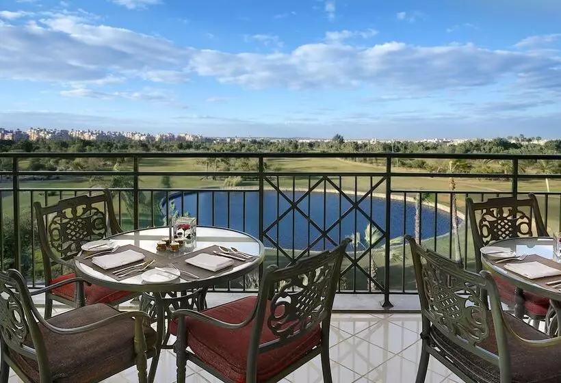 سوییت لوکس, Hilton Pyramids Golf