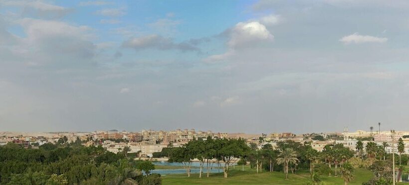 سوییت لوکس, Hilton Pyramids Golf