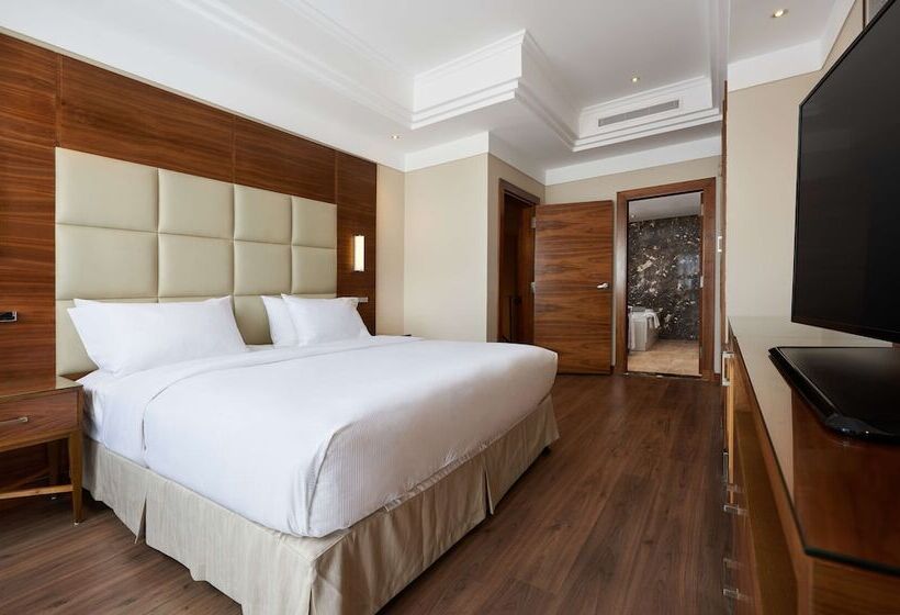 سوییت لوکس, Hilton Pyramids Golf