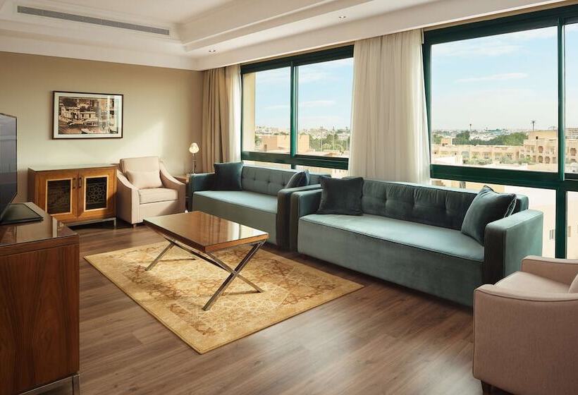 اتاق اجرایی, Hilton Pyramids Golf