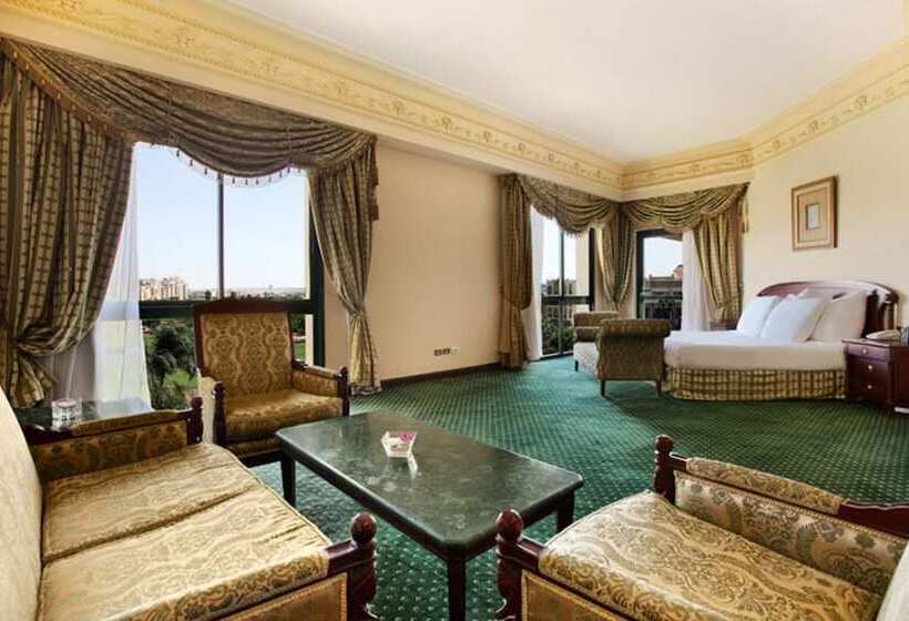 سوییت اجرایی, Hilton Pyramids Golf