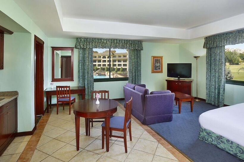 اتاق لوکس, Hilton Pyramids Golf