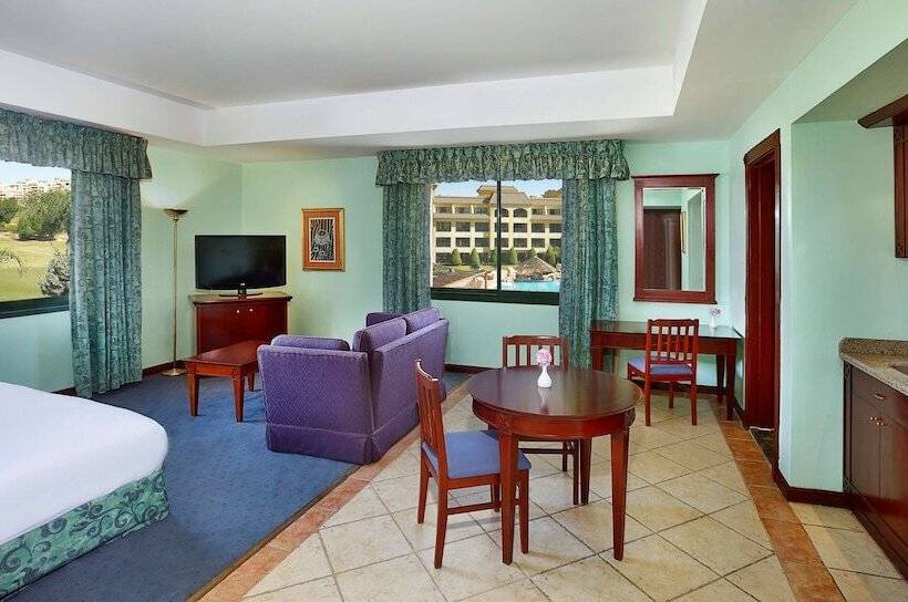 اتاق لوکس, Hilton Pyramids Golf