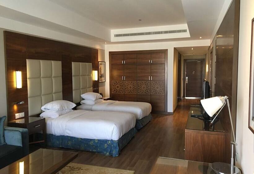 اتاق اجرایی, Hilton Pyramids Golf