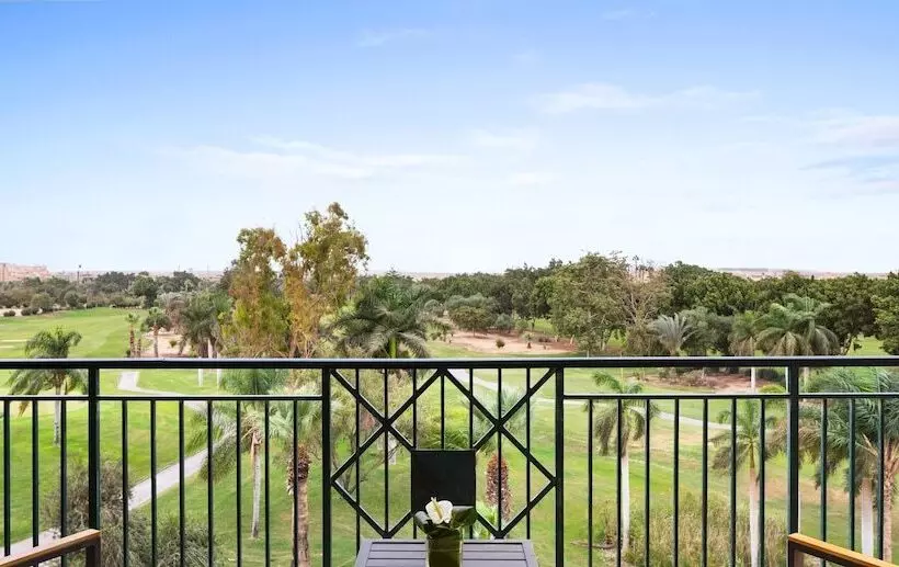 اتاق اجرایی, Hilton Pyramids Golf