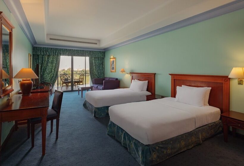 اتاق اجرایی, Hilton Pyramids Golf