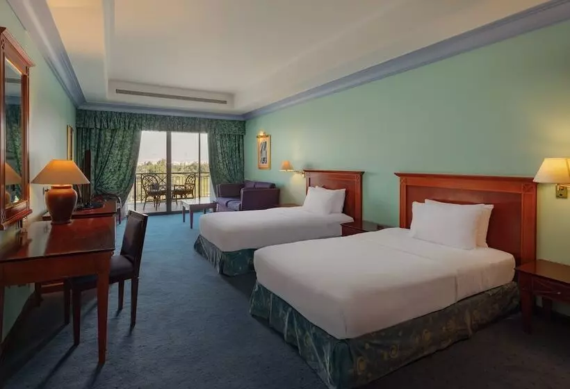 اتاق اجرایی, Hilton Pyramids Golf