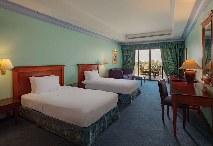غرفة تنفيذية, Hilton Pyramids Golf