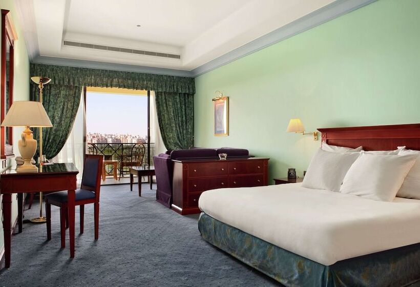 غرفة تنفيذية, Hilton Pyramids Golf