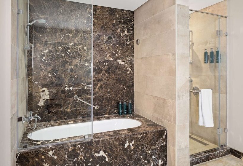 سوییت اجرایی, Hilton Pyramids Golf