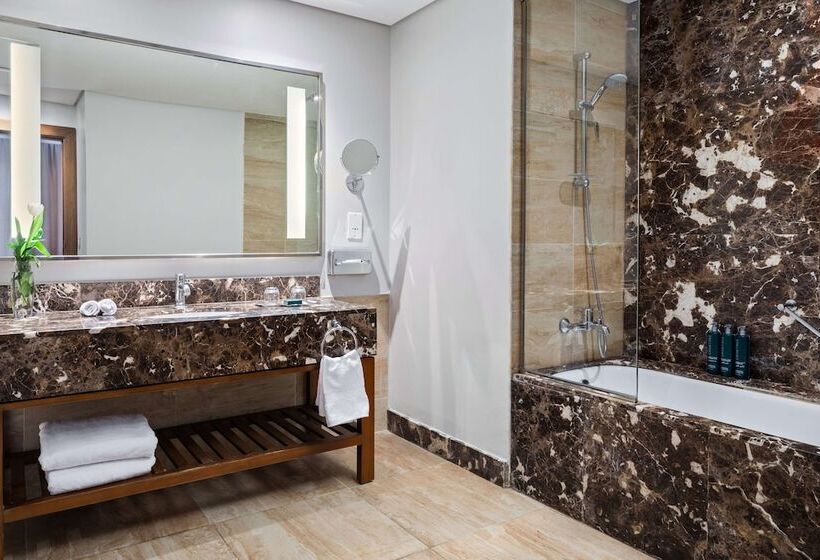 سوییت اجرایی, Hilton Pyramids Golf