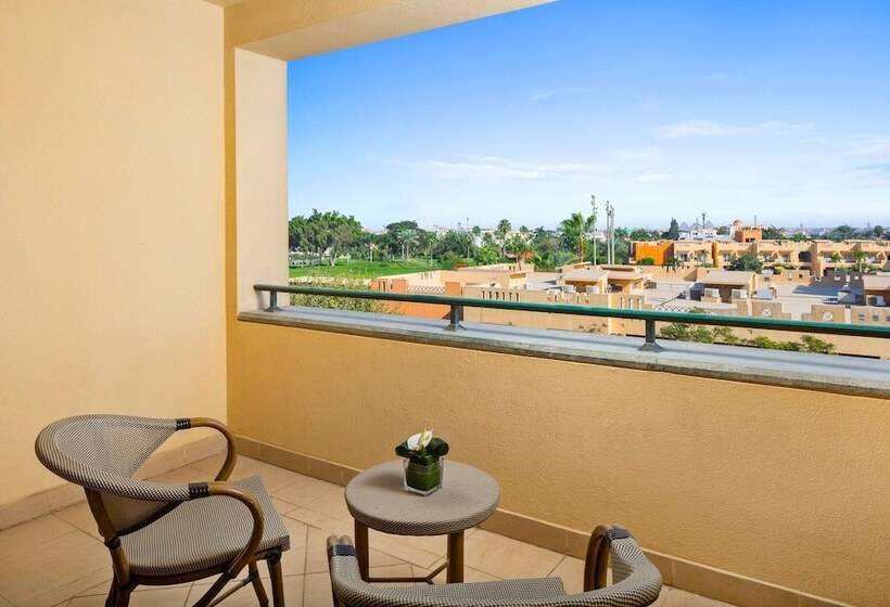 سوییت اجرایی, Hilton Pyramids Golf