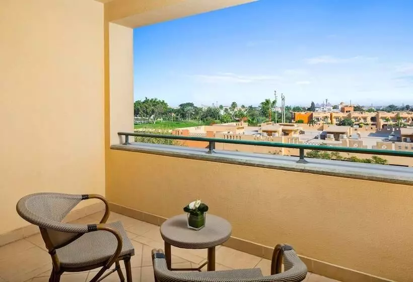 سوییت اجرایی, Hilton Pyramids Golf