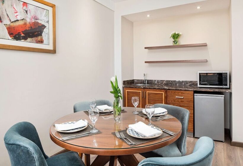 سوییت اجرایی, Hilton Pyramids Golf