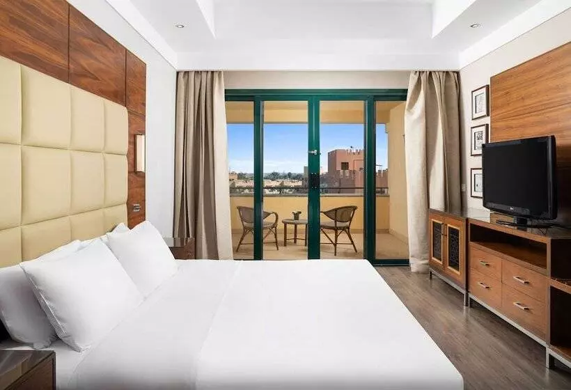 سوییت اجرایی, Hilton Pyramids Golf