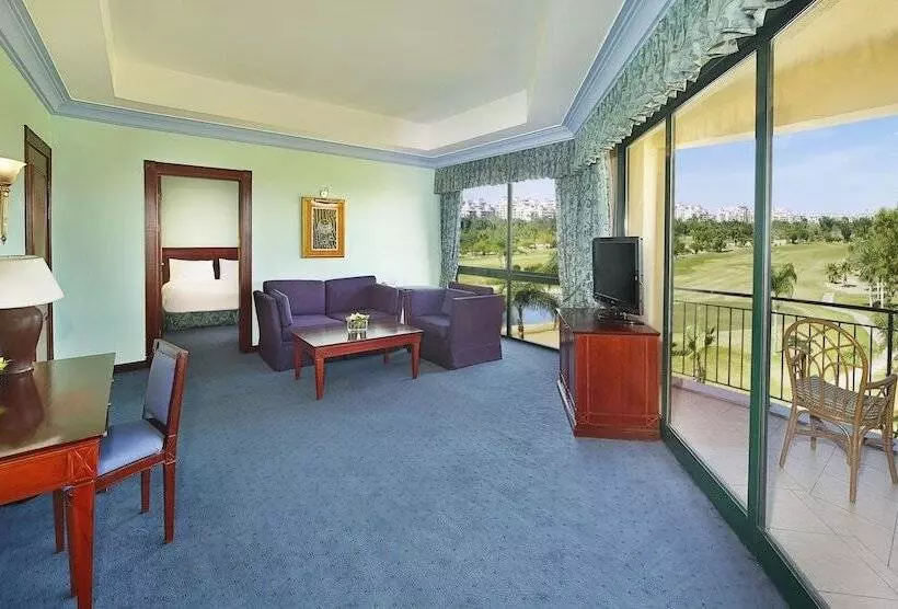 اتاق لوکس, Hilton Pyramids Golf