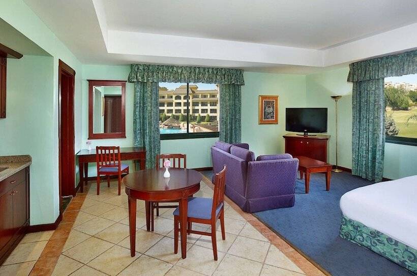 اتاق لوکس, Hilton Pyramids Golf
