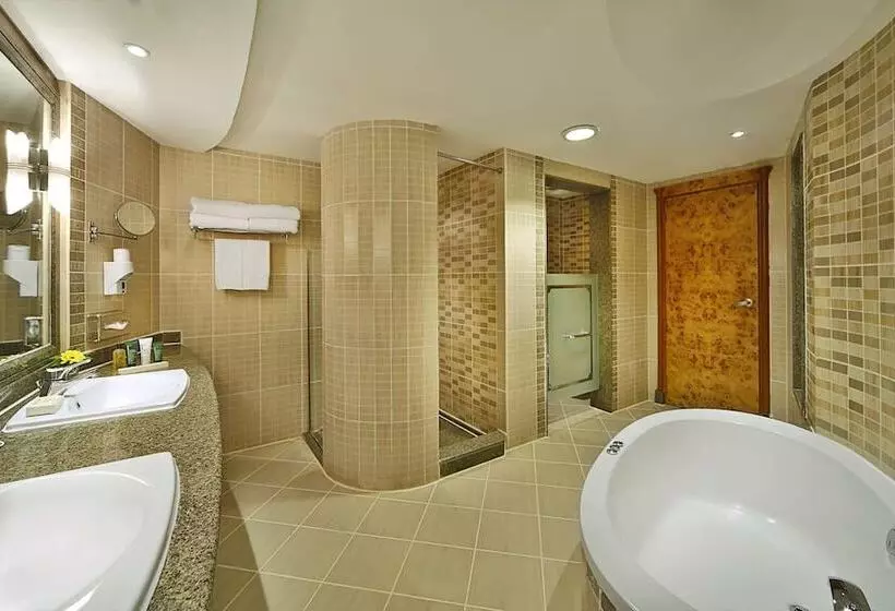 اتاق لوکس با چشم‌انداز استخر, Hilton Pyramids Golf