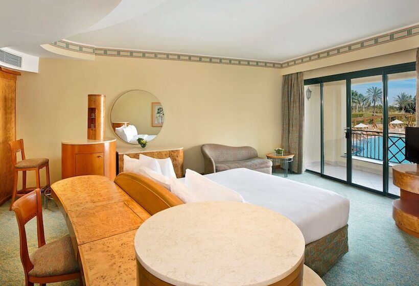 غرفة ديلوكس مطلة على حمام السباحة, Hilton Pyramids Golf